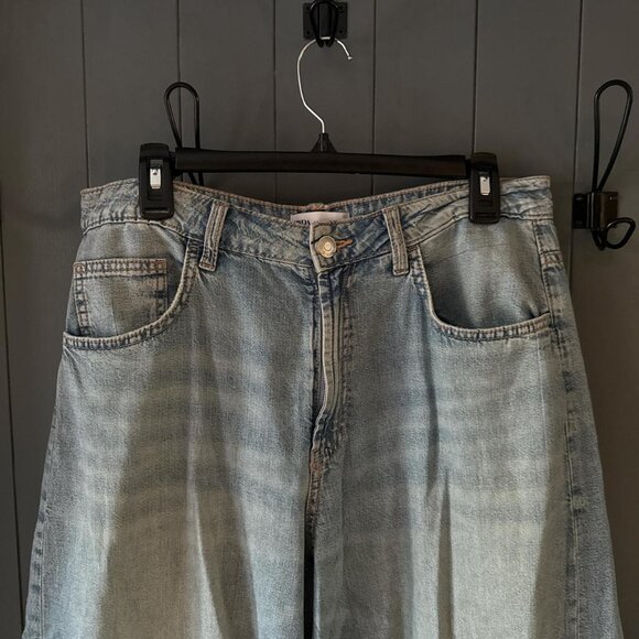 Light wash super wide leg jeans #denim #wideleg - Picture 2 of 4